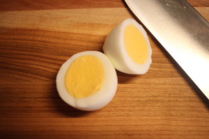 【爆発しない！】電子レンジを使ってゆで卵を手軽に作る方法