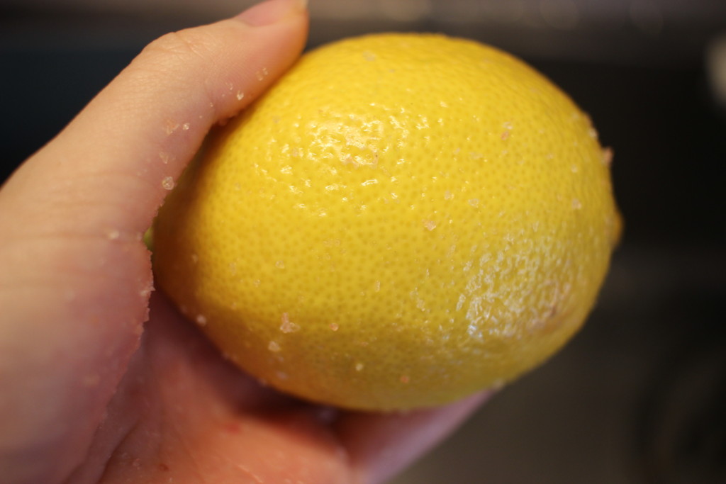 塩でレモンを洗っている画像