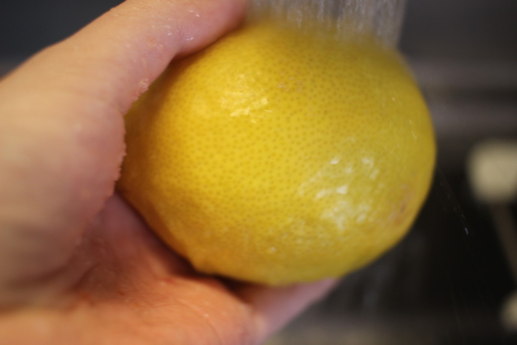レモンの蜂蜜漬けを作るために使うレモンを洗っている画像