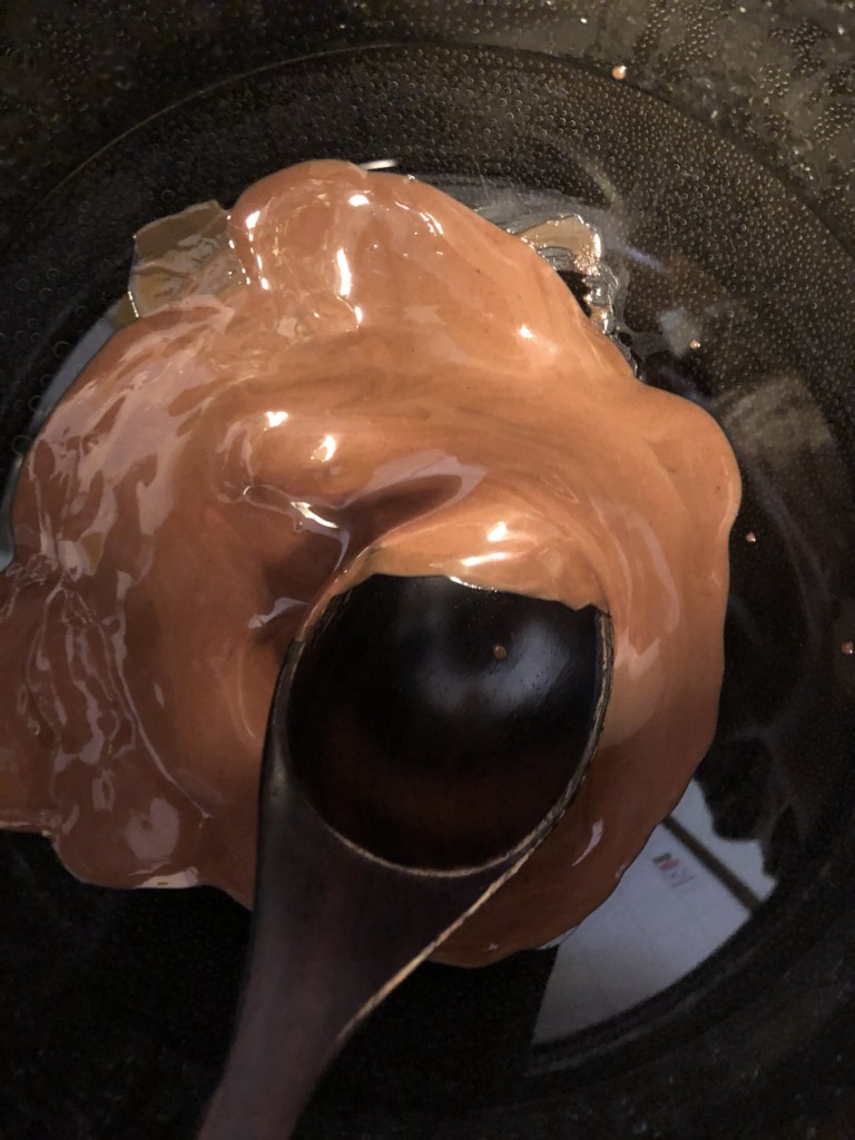 湯煎でチョコを溶かしている画像