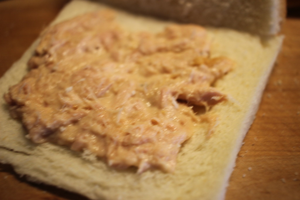 ツナマヨを食パンに塗っている画像