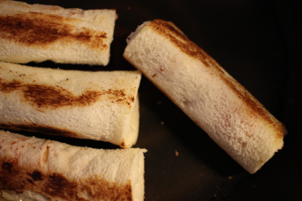 食パンで作る「チーズソーセージロール」び焼き色がついた画像