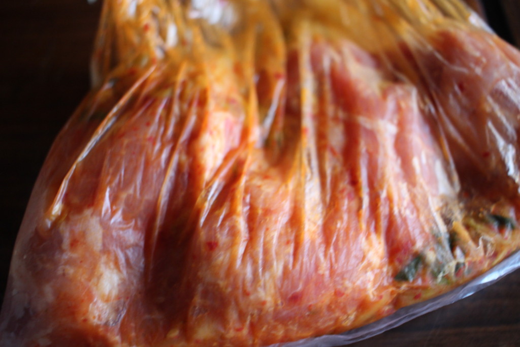 豚肉とキムチ・調味料を混ぜて、下味をつけている画像