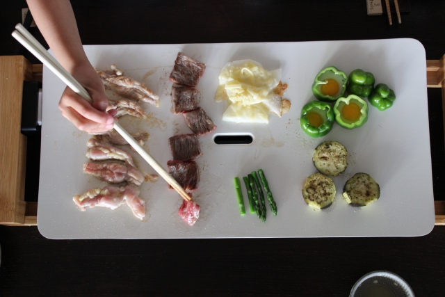 ホットプレートでお肉と野菜を焼いている画像