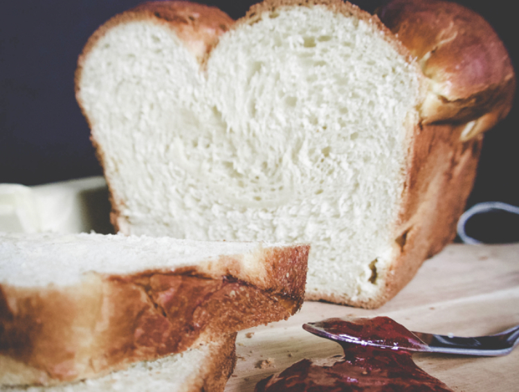 食パンとケチャップの画像