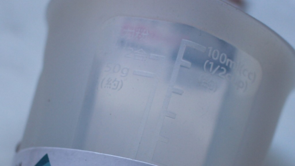 ダイソーのシリコン計量カップの薄力粉やお米のメモリの画像