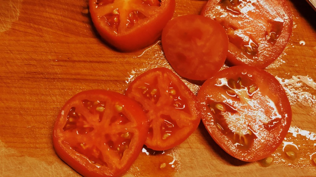 トマトを切っている画像