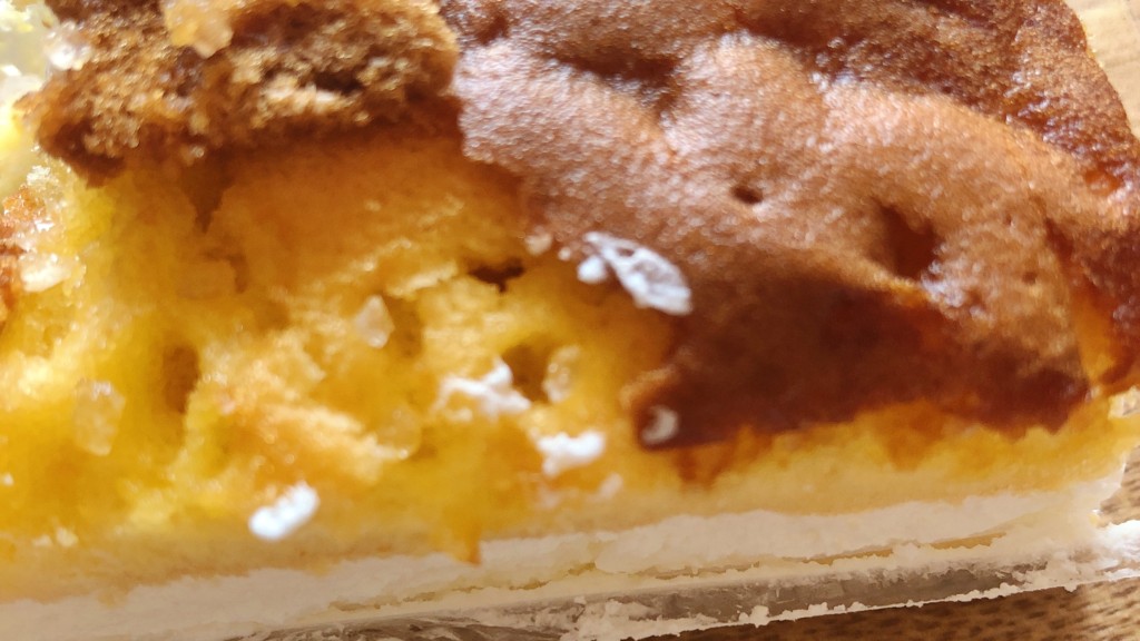 ローソンで購入できる「カステラ風サンドケーキ」のザラメの画像