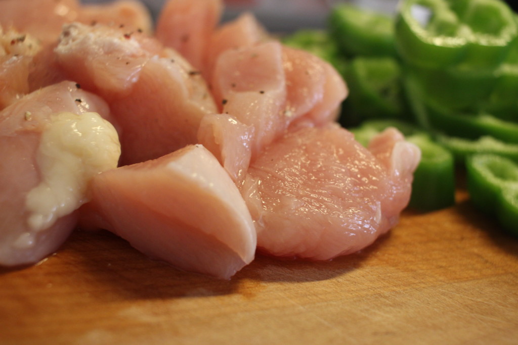 鶏むね肉で作る！とろーりチキントマト煮込みドリアの食材を切っている画像