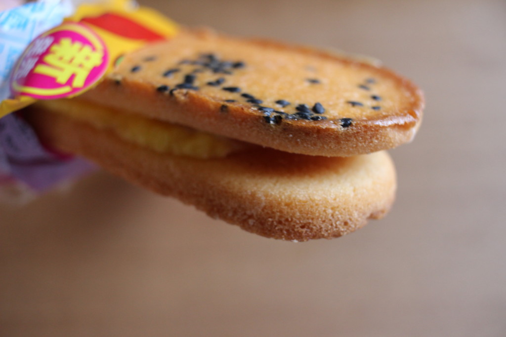 ファミマの香ばしいクッキーのクリームサンド安納芋の味