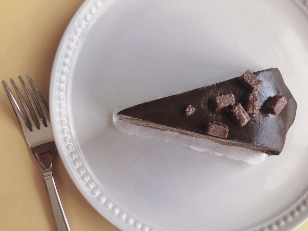 ローソンの生ショコラミルクレープは、おやつや食後にぴったりのスイーツ