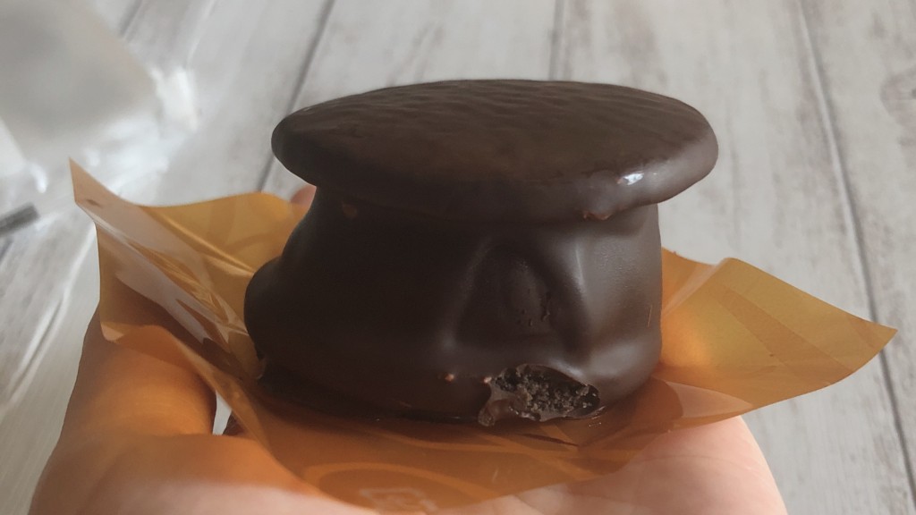 ローソンで購入できるチョコクッキーサンドは、チョコとクリームがたまらないスイーツ