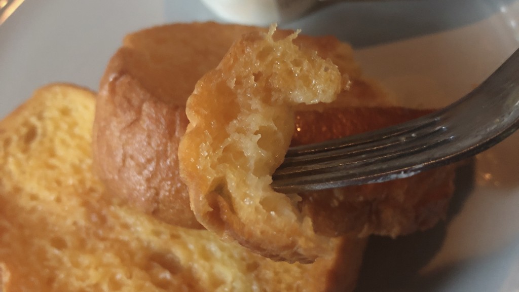 ローソンで購入できるフランスパンのしみしみフレンチトーストは、ジュワーと食感がたまらない菓子パン