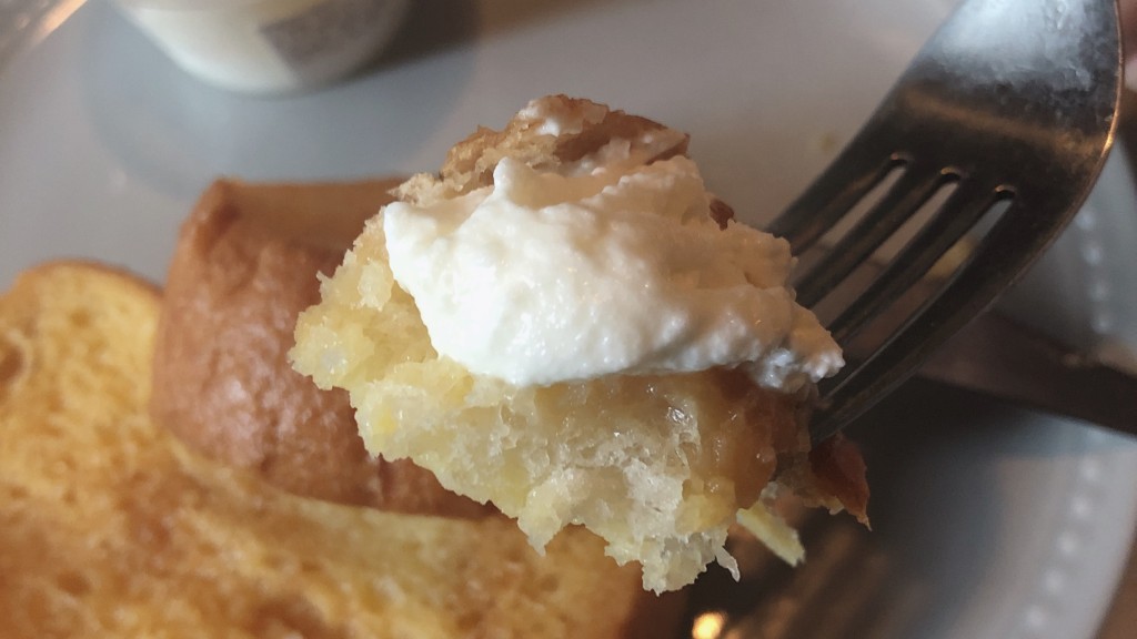ローソンで購入できるプレミアムロールケーキのクリームは、色々な食べ方ができる万能スイーツ