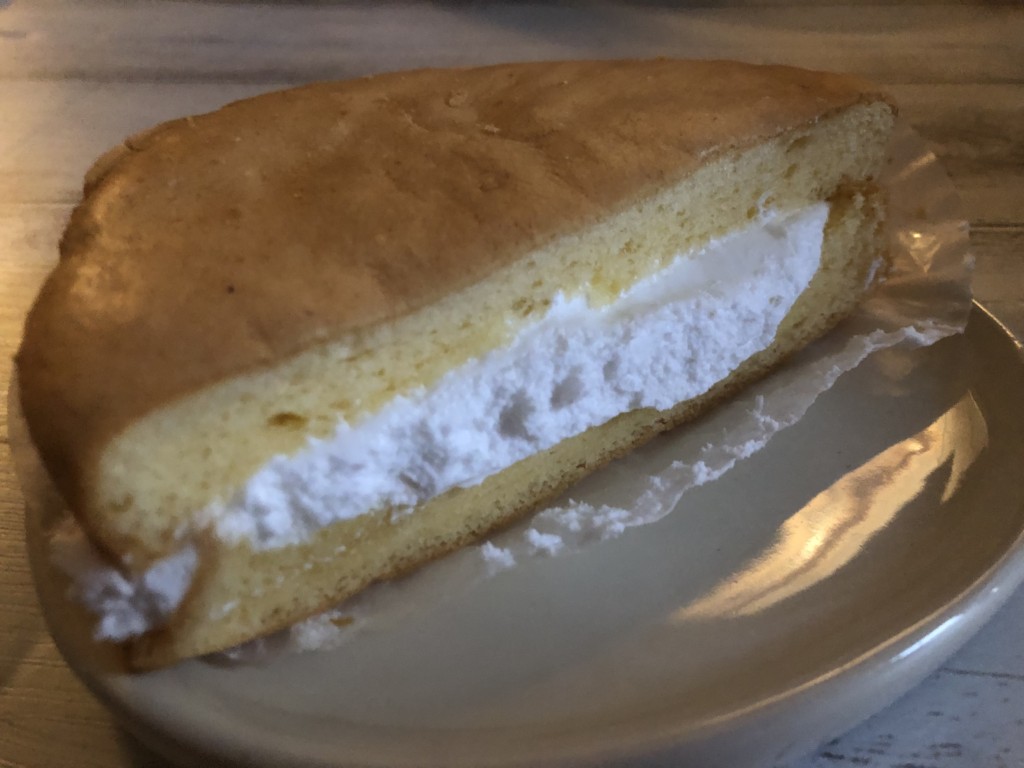 ローソンで購入できる「ブランのふわふわクリームサンドケーキ」の気になるお味は？