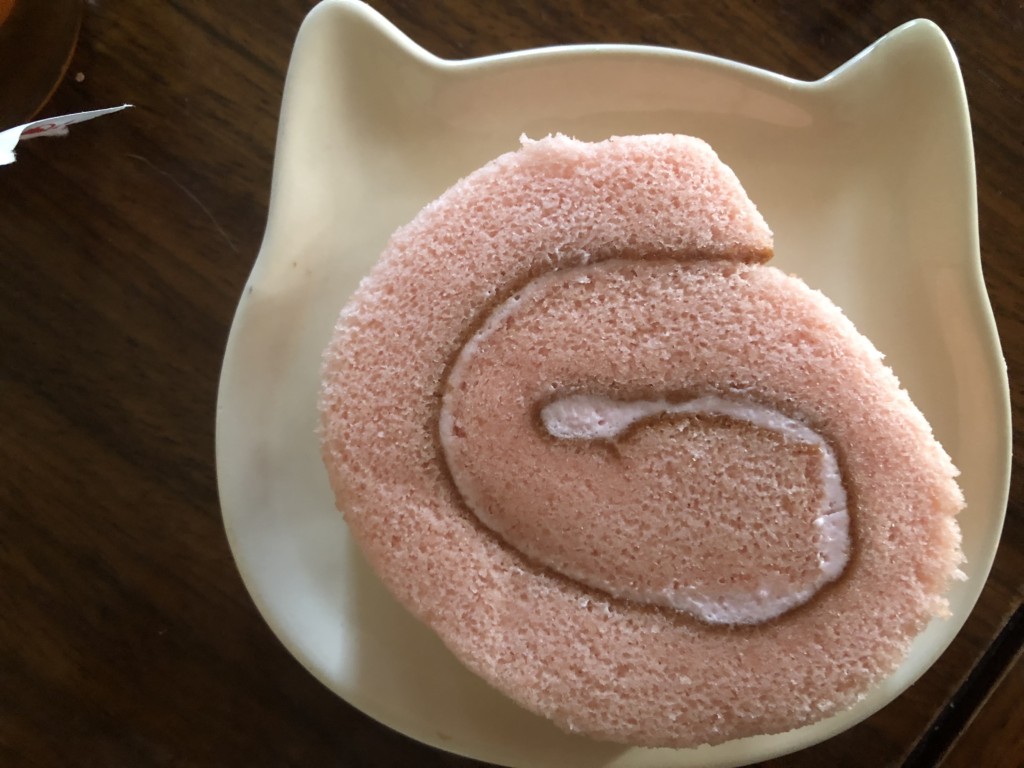【ファミマ】桜のロールケーキを開封