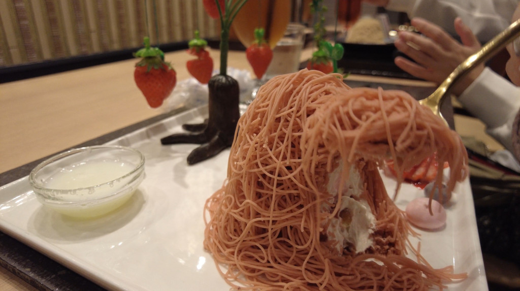 栗りん福岡天神店で注文できる季節の贅沢果物モンブランのお味は？