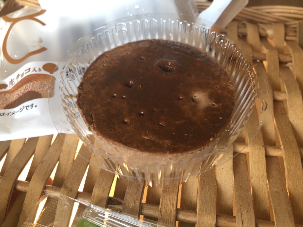 ローソンで購入できる濃厚生チョコチーズケーキを開封