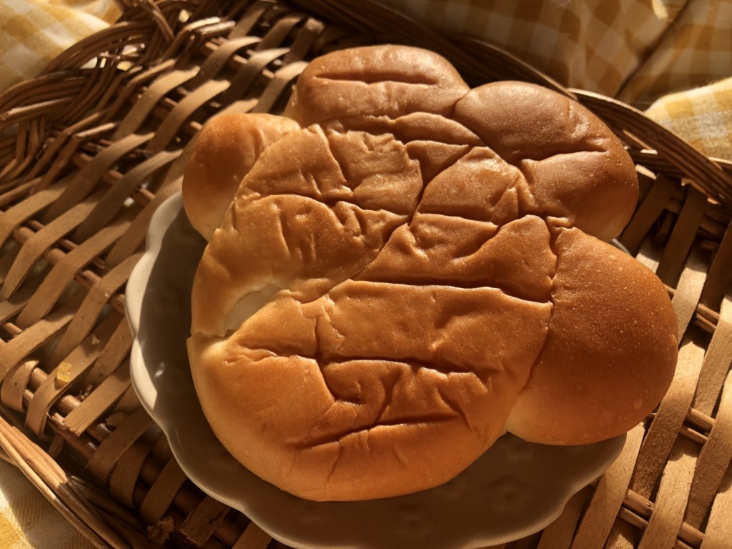 ファミマで購入できる「肉球みたいなパン」を開封