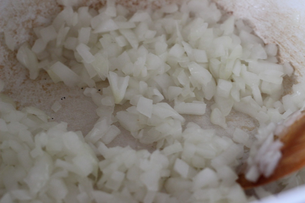 カルディ「スパイスからつくるインド式カレー」の作り方①玉ねぎを炒める