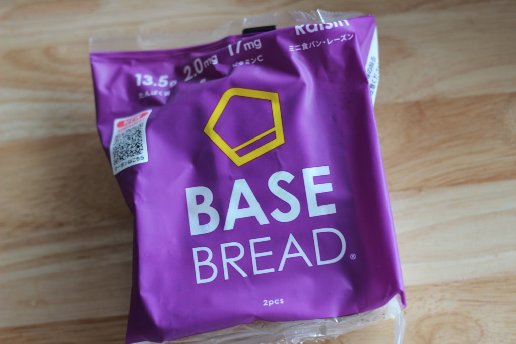 BASE BREADのミニ食パン・レーズンを開封