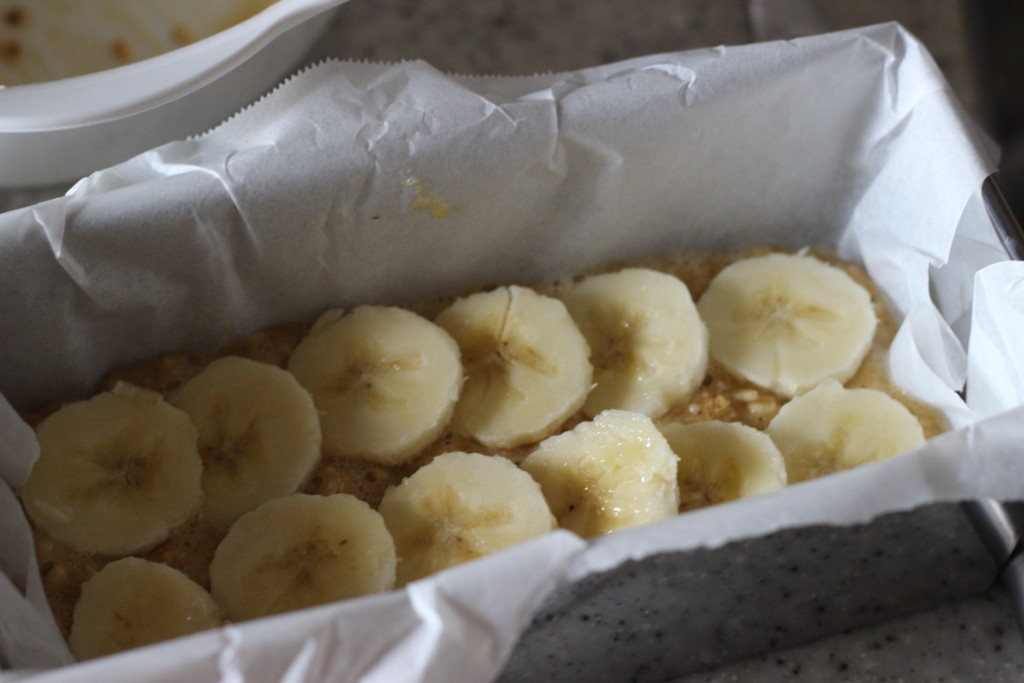 ふわふわしっとり♡バナナのオートミールパウンドケーキの作り方【粉砕・バターなし】③パウンドケーキ型に流し込む