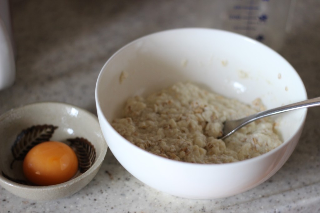 ダイエットの味方！レンジで作る納豆オートミール卵かけご飯の作り方②材料を入れて混ぜる