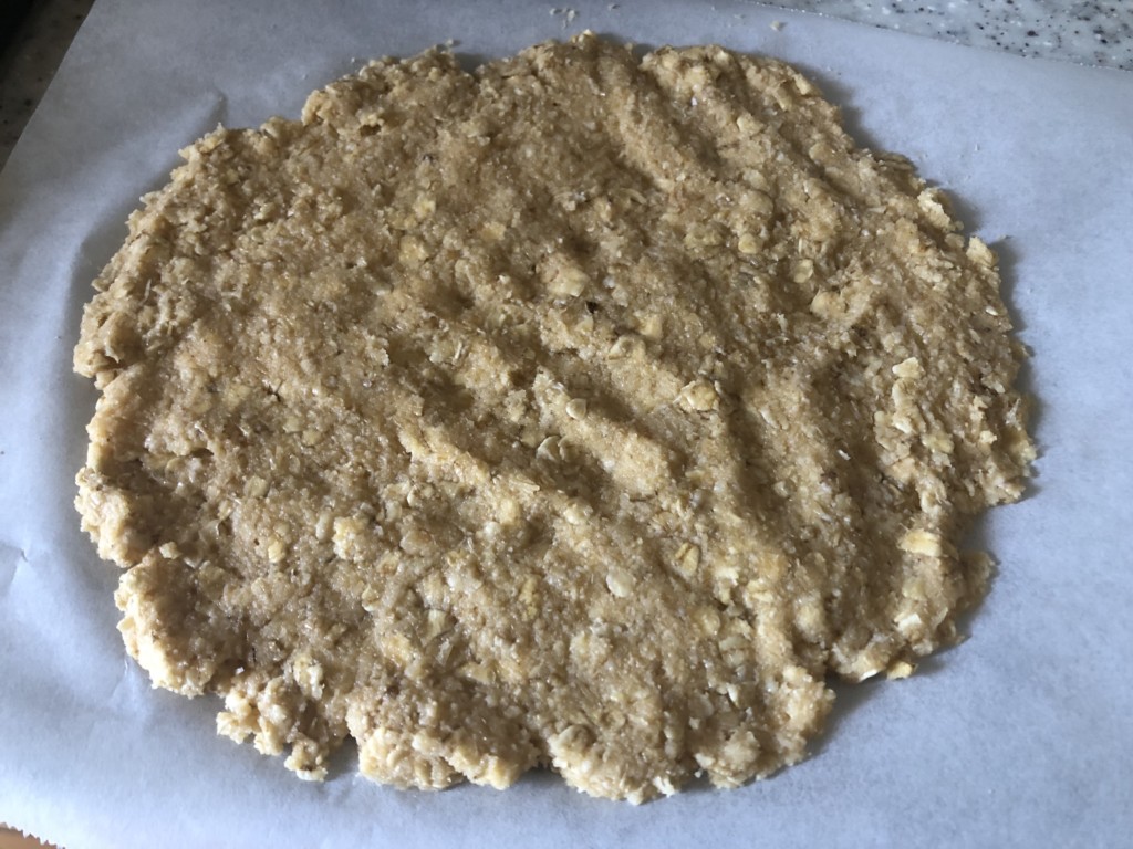 フライパンで簡単！もちもちオートミールピザのレシピ③クッキーングシートの上で形を作る