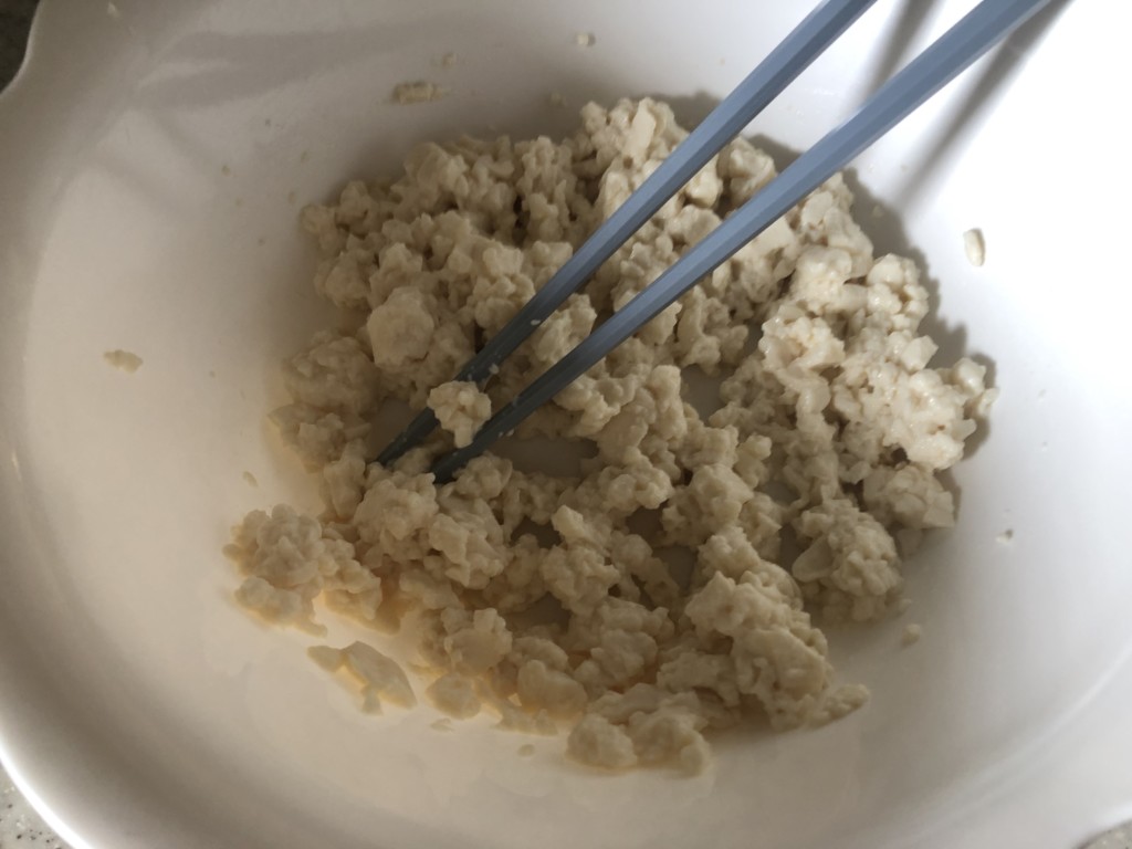 レンジで簡単「オートミールオムライス」のレシピ【作り方】①豆腐を水切りする