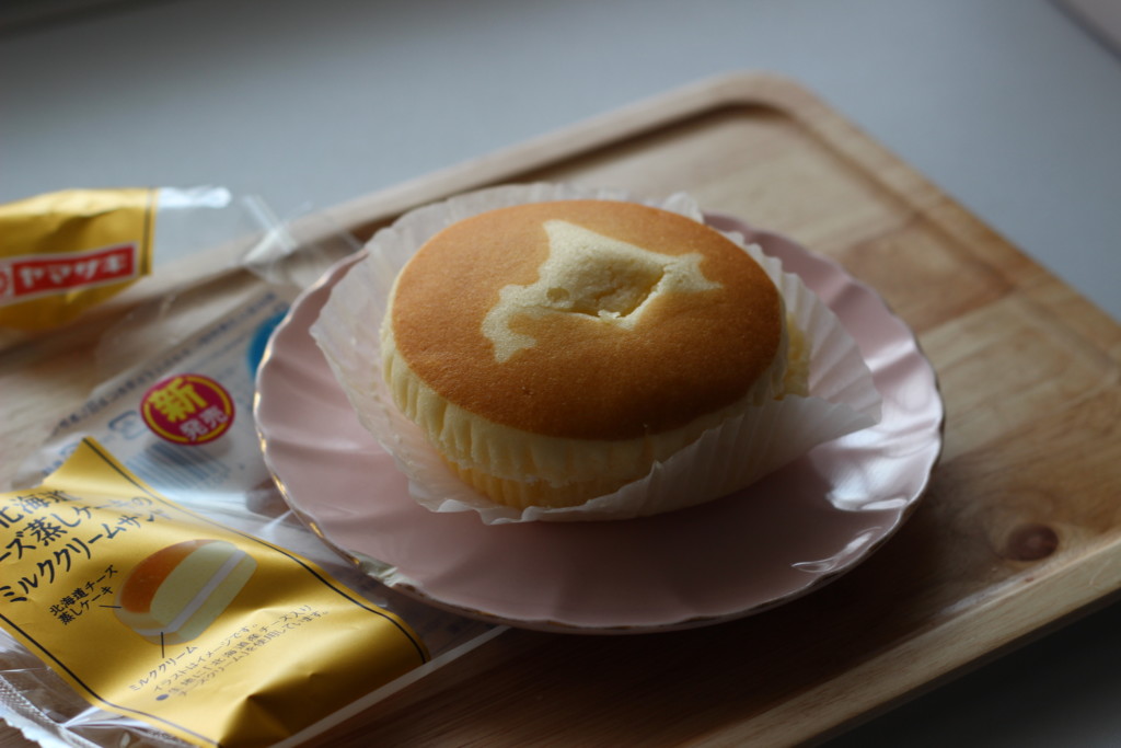 【ファミマ】北海道チーズ蒸しケーキのミルククリームサンドを開封