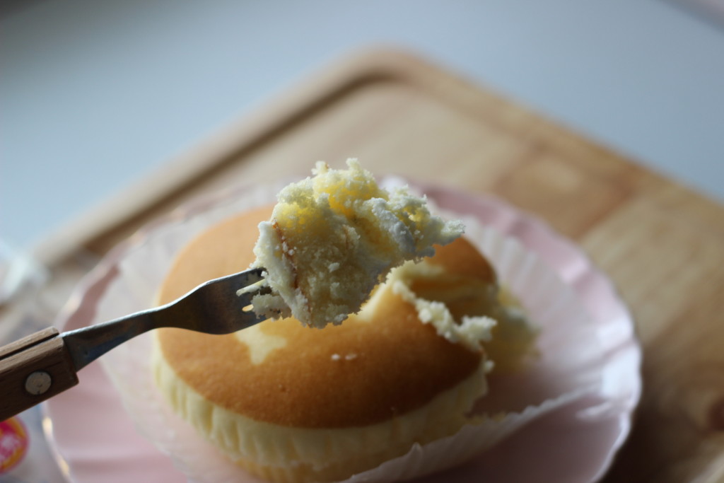 【ファミマ】北海道チーズ蒸しケーキのミルククリームサンドの気になるお味は？