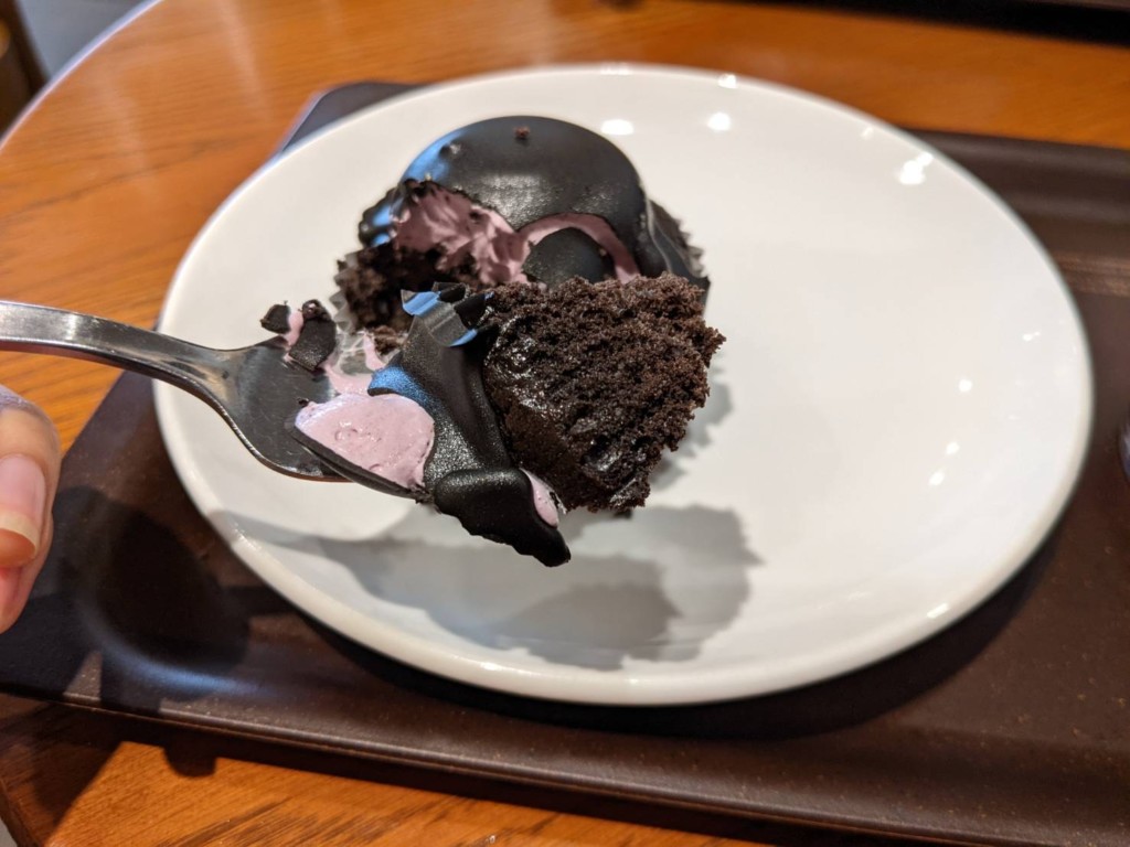 スタバ新作「ハロウィンチョコレートケーキ」の気になるお味は？