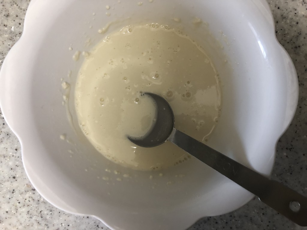 小麦粉で作る！朝食にぴったりな簡単ソーセージチーズガレットの作り方①材料を混ぜる