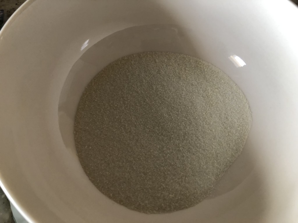 セリアのグミミックス粉の作り方①グミミックス粉と水を入れて混ぜる