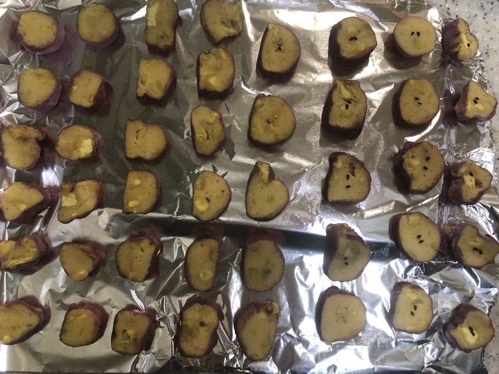 さつまいもと紫芋パウダーで作る！サクッとさつまいもクッキーのレシピ④カットして黒胡麻をつける