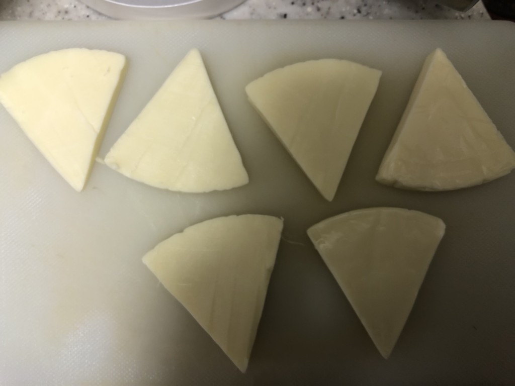 6Pチーズとじゃがいもで作る「もちもちじゃがチーズ」の作り方②6Pチーズをカットする