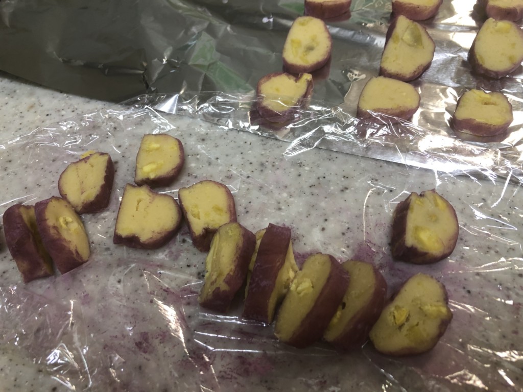 さつまいもと紫芋パウダーで作る！サクッとさつまいもクッキーのレシピ④カットして黒胡麻をつける