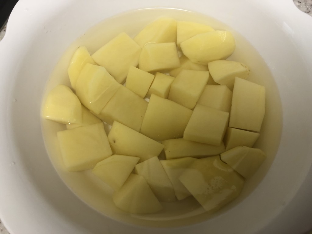 6Pチーズとじゃがいもで作る「もちもちじゃがチーズ」の作り方①じゃがいもを切って電子レンジで加熱する