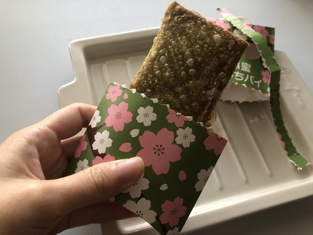 マックで購入できる「抹茶黒蜜わらびもちパイ」は和菓子感覚で食べられるパイ