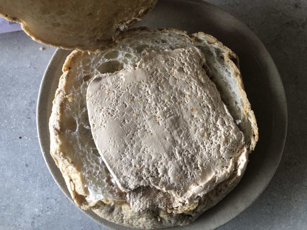 ファミマ新作「アールグレイメロンパン」を開封