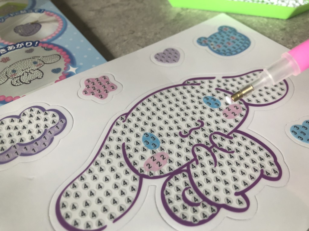 セリア新作「サンリオビーズアートシール」の作り方②シートに貼り付けていく