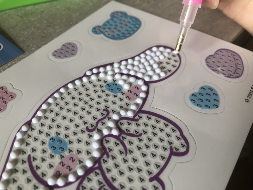 セリア新作「サンリオビーズアートシール」の作り方②シートに貼り付けていく