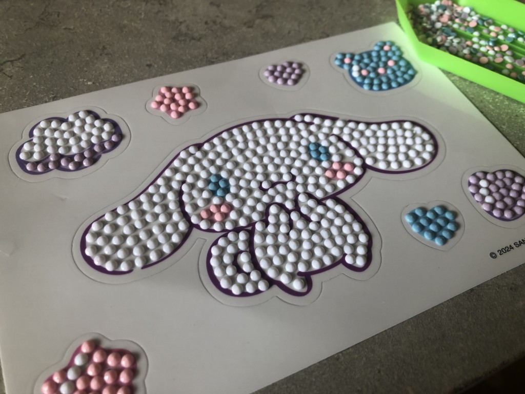 セリア新作「サンリオビーズアートシール」の作り方②シートに貼り付けていく