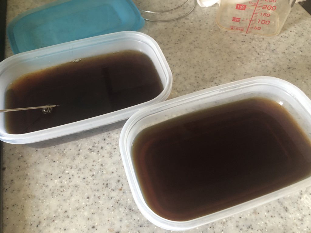 セリアの「顆粒ゼラチン」を混ぜるだけ！簡単コーヒーゼリーの作り方②ゼラチンを混ぜる