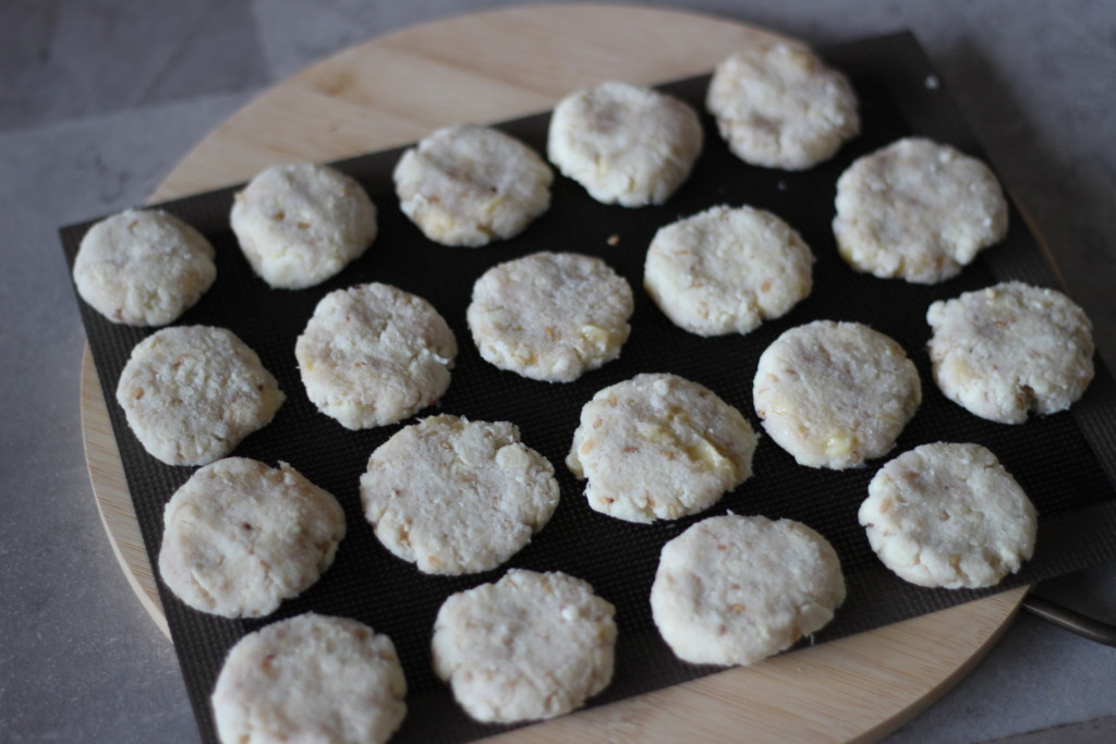 混ぜて焼くだけ！簡単しっとりおからバナナクッキーの作り方②成形する