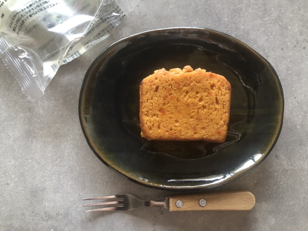無印良品「キャロットケーキ」はスパイスが効いた本格派！まずは開封