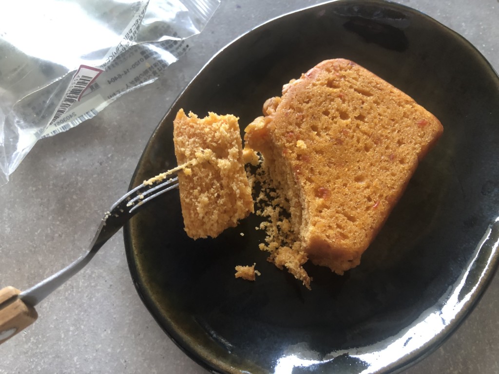 無印良品「キャロットケーキ」はスパイスが効いた本格派！まずは開封
