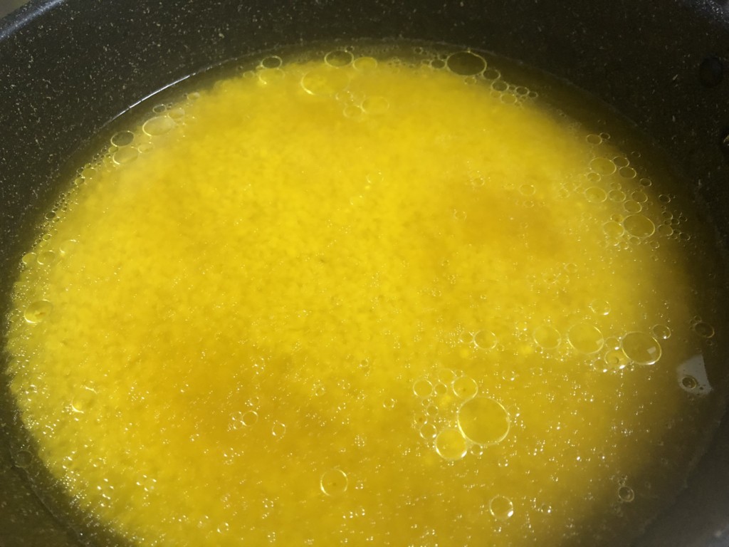 無印良品「フライパンでつくる魚介パエリアの素」の作り方①お米とスープをフライパンに入れる