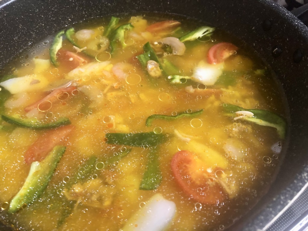 無印良品「フライパンでつくる魚介パエリアの素」の作り方②食材を追加する