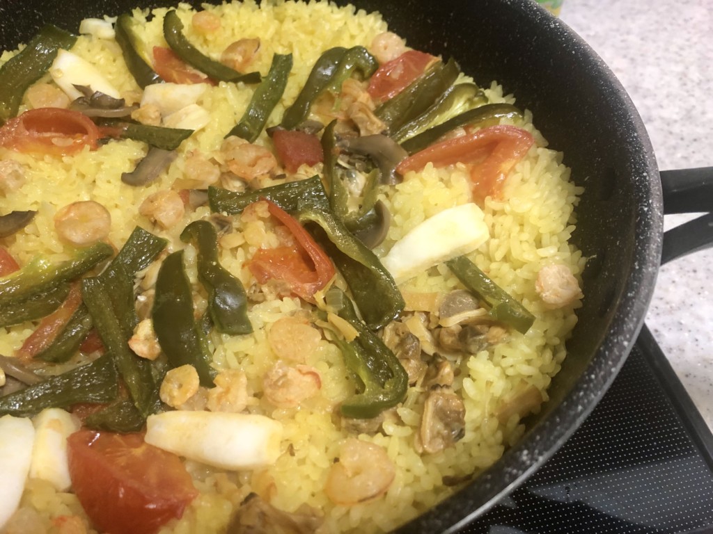 無印良品「フライパンでつくる魚介パエリアの素」の作り方③煮込む